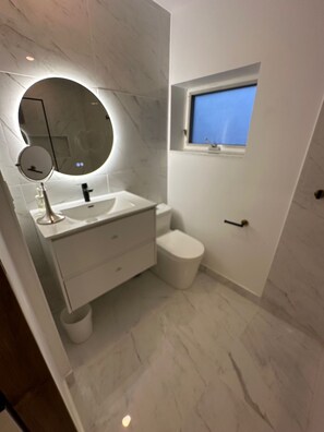 Secador de pelo, toallas, jabón y papel higiénico