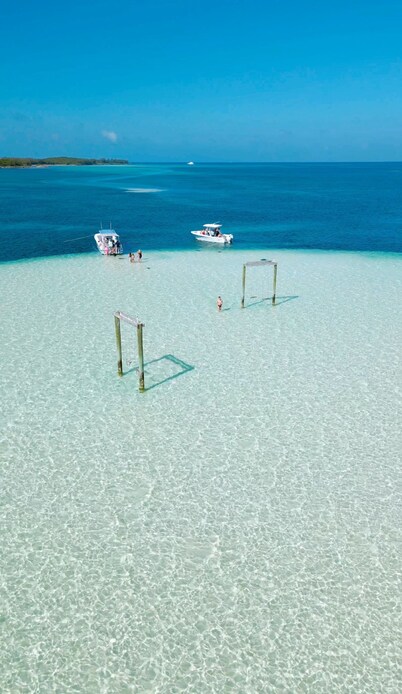 "Steps Away" 3-bedroom with free 6 seater golf cart, Kayak & Paddle board. 