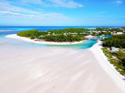 "Steps Away" 3-bedroom with free 6 seater golf cart, Kayak & Paddle board. 