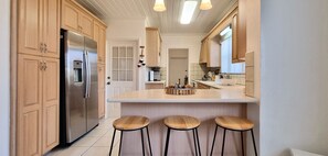 Microwave, oven, stovetop, dishwasher - "Steps Away" 3-bedroom with free 6 seater golf cart, Kayak & Paddle board.  (Spanish Wells)