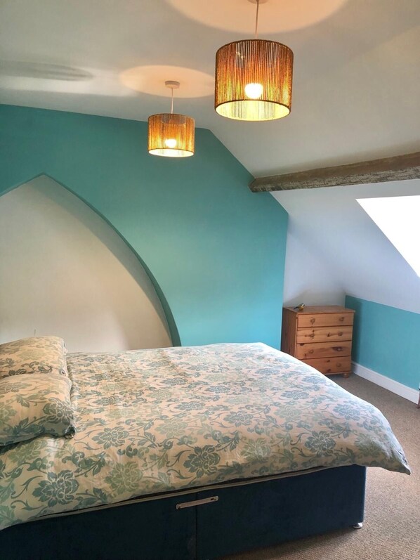 4 bedrooms, iron/ironing board, free WiFi, bed sheets