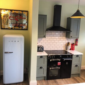 Fridge, oven, stovetop, dishwasher