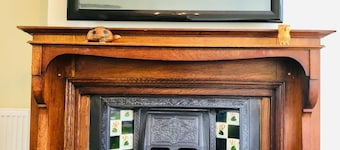 Llangollen Art Deco Townhouse 4 bed with roll top bath and wood burner