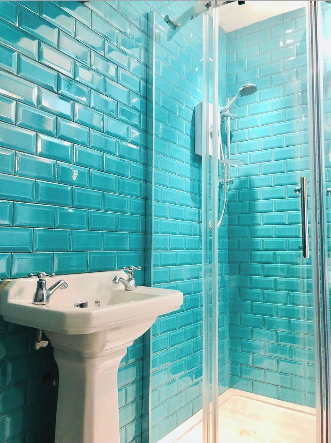 Een douche, een haardroger, handdoeken, zeep