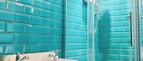 Douche, sèche-cheveux, serviettes fournies, savon