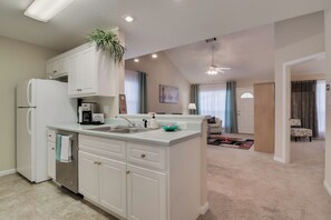 Kylskåp, mikrovågsugn, ugn och spishäll