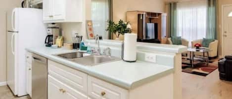 Refrigerador, microondas, horno, placa de cocina