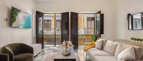 TV connectée, livres, espaces bureaux