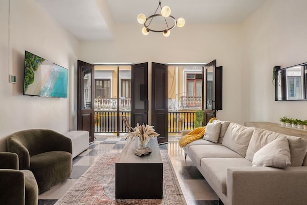 Una Smart TV, libros, una oficina