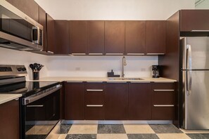 Frigorifero, microonde, forno, piano cottura