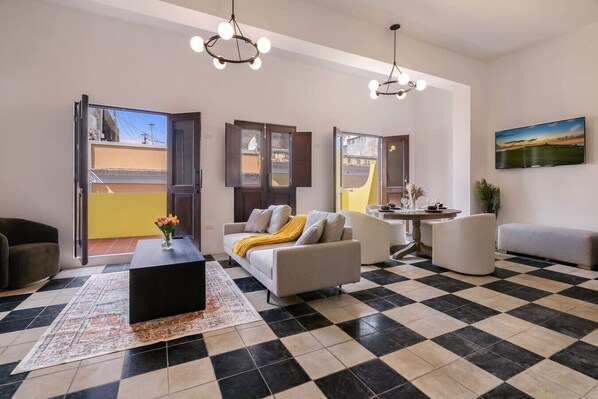 Smart TV, offices - Soho Garden Grand patio (San Juan)