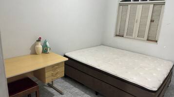 3 slaapkamers, een strijkplank/strijkijzer, wifi