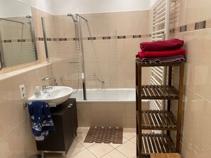 Hair dryer, towels, toilet paper - Modern apartment, Randneustadt with excellent connections (Dresden)