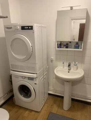 Asciugacapelli, asciugamani, sapone, carta igienica