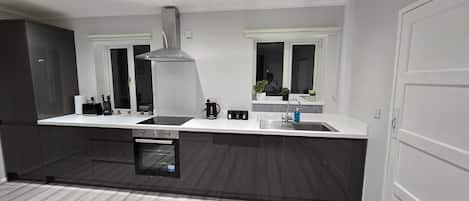 Refrigerador, microondas, horno y parrilla de estufa