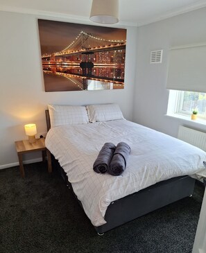 2 chambres, fer et planche à repasser, Wi-Fi gratuit, draps fournis