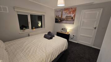 2 bedrooms, iron/ironing board, free WiFi, bed sheets