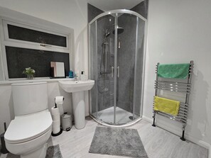 Dusche, Haartrockner, Handtücher, Seife
