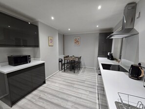 Frigorífic, microones, forn i placa de cuina