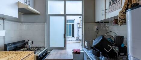 Geladeira, fogão, cooktop, cafeteira/chaleira