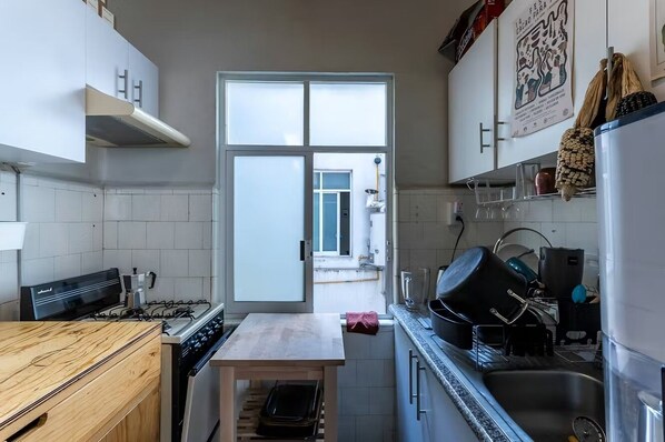 Frigorífic, forn, placa de cuina i cafetera i tetera 