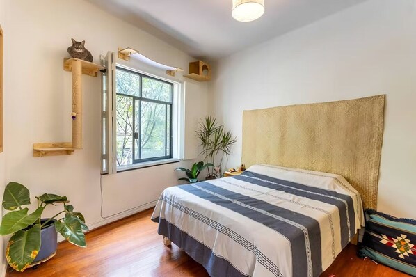 2 slaapkamers, een bureau, een strijkplank/strijkijzer, gratis wifi