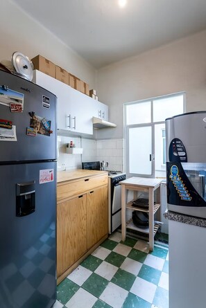 Frigorífic, forn, placa de cuina i cafetera i tetera 