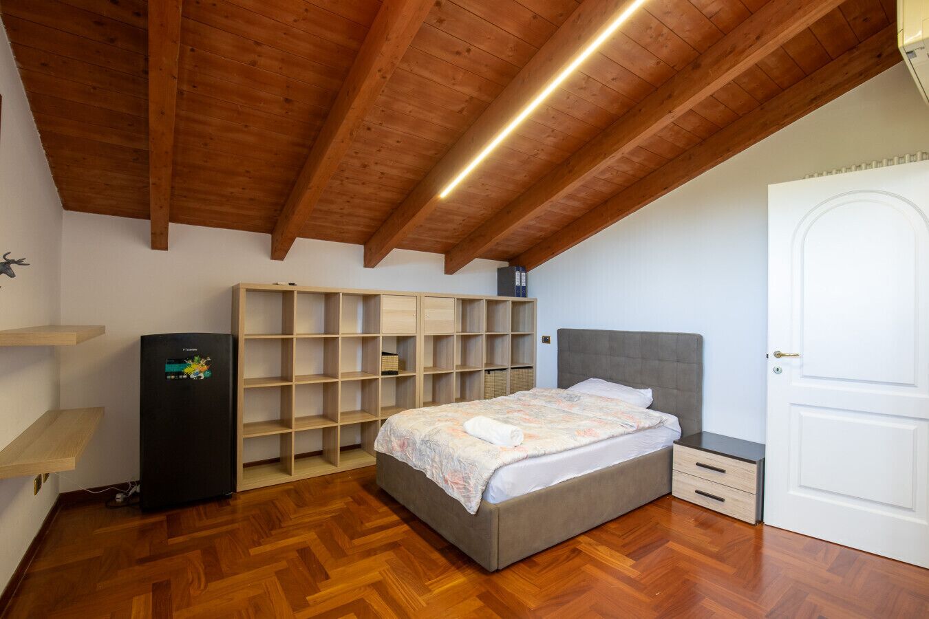 4 bedrooms, desk, WiFi, bed sheets