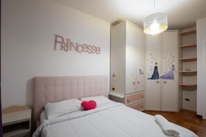 4 bedrooms, desk, WiFi, bed sheets