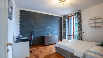 4 sovrum, skrivbord, wi-fi och sÀngklÀder