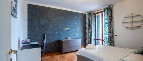 4 bedrooms, desk, WiFi, bed sheets