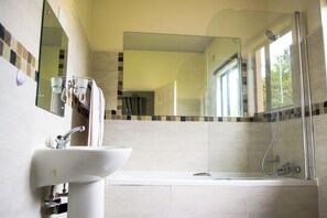 Secador de cabelo, toalhas de banho, sabonete, papel higiênico