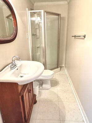 Een douche, een haardroger, handdoeken, zeep