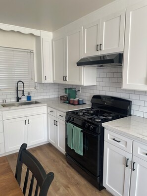 Fridge, microwave, oven, stovetop - Charming 3-bedroom house with WiFi, AC in Modesto (Modesto)