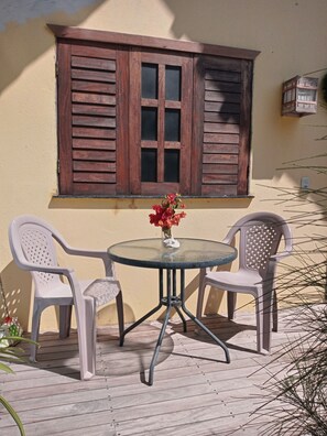 Outdoor dining - Yellow Forest Chalet 02 Bedrooms (Maceió)