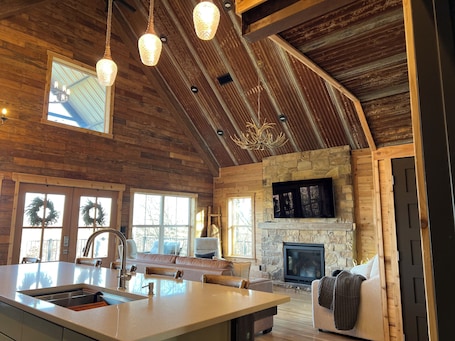内装. Secluded and Peaceful Treetop Cabin Retreat, located on Webb Mtn Cattle Ranch.