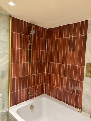 Towels, toilet paper - Isla's Den - peaceful, private garden/Sauna, swimming lake, Spa and Wellness (Bletchingley)