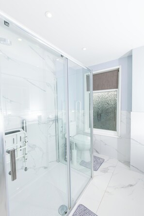 Asciugacapelli, asciugamani, sapone, carta igienica