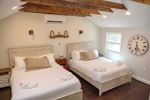 2 bedrooms, iron/ironing board, WiFi, bed sheets - Fully renovated 1800s Carriage House seamlessly blends history w/modern luxury. (Washington)