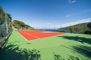 Sports court - Villa with private beach and pool (Toscana)