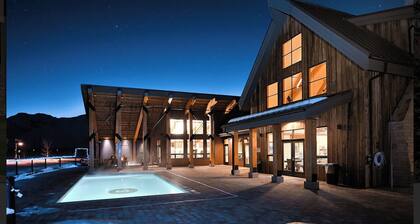 Modern Rustic 3 Bedroom with Pool and Hot tub
