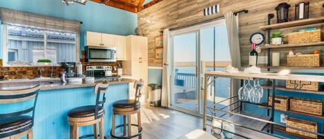 Jääkaappi, mikroaaltouuni, uuni, liesi