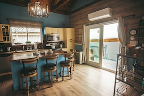 Jääkaappi, mikroaaltouuni, uuni, liesi