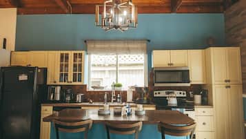 Geladeira, micro-ondas, fogão, cooktop