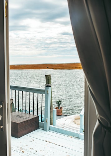 Stunning Bay Views and  Romantic A-Frame Houseboat in Jones Beach, Seaford, NY