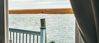 Stunning Bay Views and  Romantic A-Frame Houseboat in Jones Beach, Seaford, NY