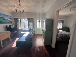 1 slaapkamer, een strijkplank/strijkijzer, wifi, beddengoed