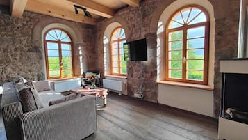 Fernseher, Kamin, Arbeitsbereiche