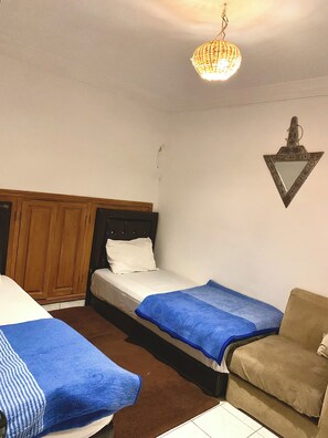 4 habitaciones, tabla de planchar con plancha, wifi y ropa de cama