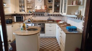 Een koelkast, een microgolfoven, een oven, een vaatwasser